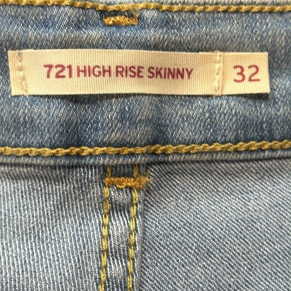 NWT Levi’s Jeans Women's Light Blue Jeans W32 L28 - Picture 3 of 6